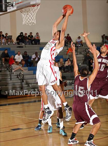 Thumbnail 3 in Van Nuys vs. Village Christian (Bulldog Tournament) photogallery.