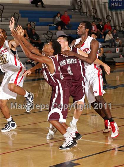 Thumbnail 2 in Van Nuys vs. Village Christian (Bulldog Tournament) photogallery.