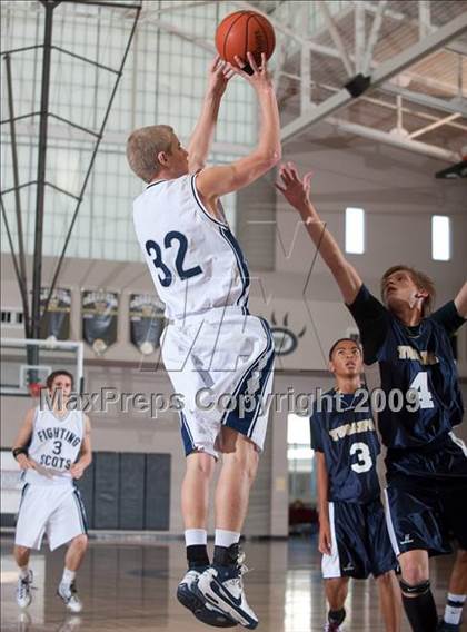Thumbnail 2 in Rim of the World vs Yucaipa (MaxPreps Holiday Classic) photogallery.