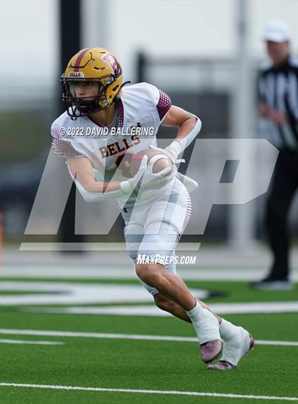 Thumbnail 1 in Bells vs. Holliday (UIL 3A D2 Regional Playoff) photogallery.