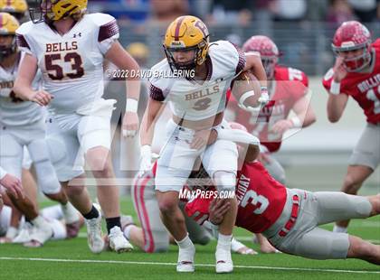 Thumbnail 3 in Bells vs. Holliday (UIL 3A D2 Regional Playoff) photogallery.