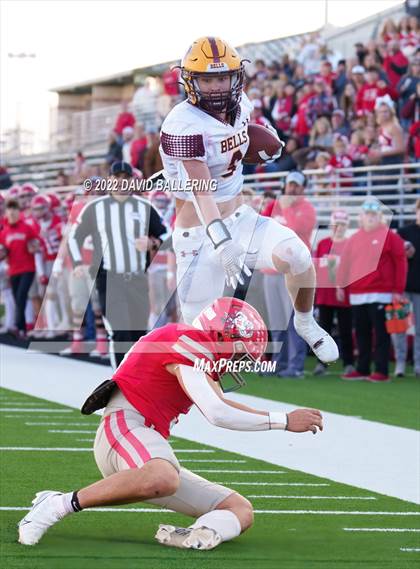 Thumbnail 1 in Bells vs. Holliday (UIL 3A D2 Regional Playoff) photogallery.