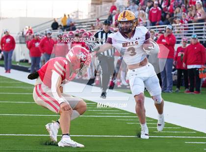 Thumbnail 3 in Bells vs. Holliday (UIL 3A D2 Regional Playoff) photogallery.
