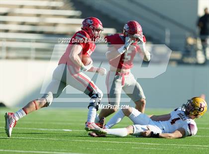 Thumbnail 3 in Bells vs. Holliday (UIL 3A D2 Regional Playoff) photogallery.