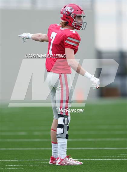 Thumbnail 1 in Bells vs. Holliday (UIL 3A D2 Regional Playoff) photogallery.