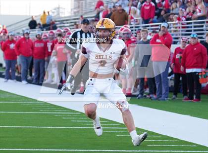 Thumbnail 2 in Bells vs. Holliday (UIL 3A D2 Regional Playoff) photogallery.