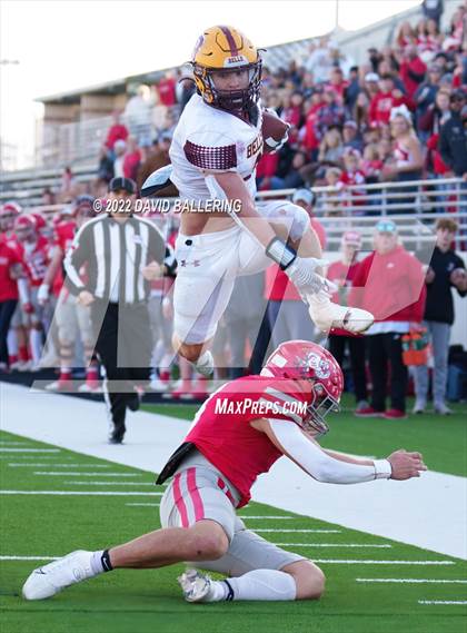 Thumbnail 2 in Bells vs. Holliday (UIL 3A D2 Regional Playoff) photogallery.