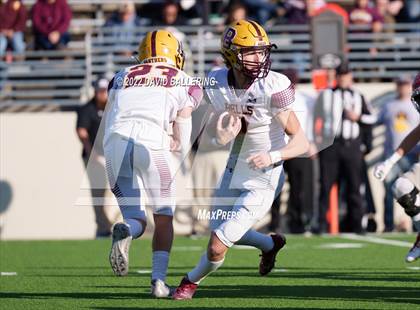 Thumbnail 2 in Bells vs. Holliday (UIL 3A D2 Regional Playoff) photogallery.