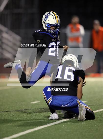 Thumbnail 2 in Carter vs. Sulphur Springs (UIL Football 4A Division 1 Region 2 Bi-District) photogallery.