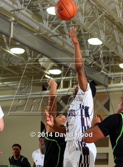 Thumbnail 2 in Foss vs La Quinta (MaxPreps Holiday Classic) photogallery.