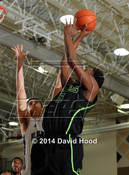 Thumbnail 2 in Foss vs La Quinta (MaxPreps Holiday Classic) photogallery.