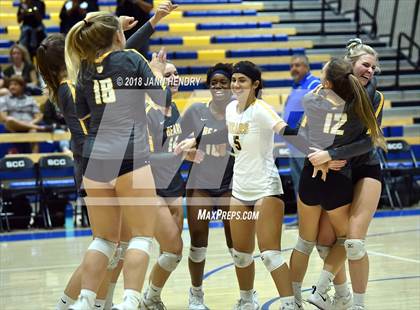 Thumbnail 1 in Bishop O'Dowd vs. Temecula Valley (CIF State D1 Final) photogallery.