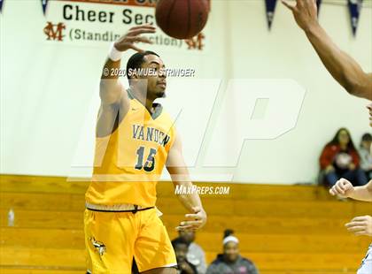 Thumbnail 3 in Clovis East vs. Vanden (Modesto Christian Holiday Classic) photogallery.