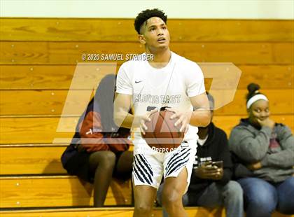 Thumbnail 3 in Clovis East vs. Vanden (Modesto Christian Holiday Classic) photogallery.