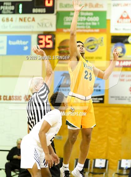 Thumbnail 3 in Clovis East vs. Vanden (Modesto Christian Holiday Classic) photogallery.