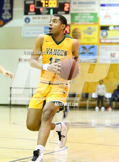 Thumbnail 1 in Clovis East vs. Vanden (Modesto Christian Holiday Classic) photogallery.