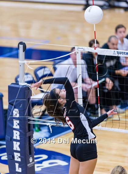 Thumbnail 2 in Bishop Kenny vs. Bishop Moore (Berkeley Premier) photogallery.