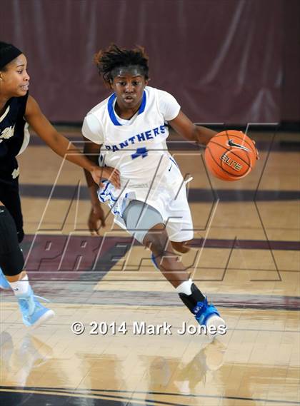 Thumbnail 2 in Desert Vista vs. Dillard (Nike Tournament of Champions) photogallery.