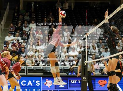Thumbnail 3 in Iola vs. Schulenburg (UIL 2A Volleyball Semi-Final) photogallery.