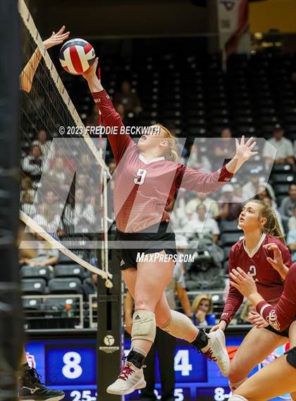 Thumbnail 3 in Iola vs. Schulenburg (UIL 2A Volleyball Semi-Final) photogallery.
