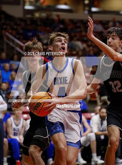 Thumbnail 3 in Cottonwood vs. Dixie (UHSAA 4A Quarterfinal) photogallery.