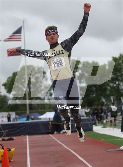 Thumbnail 2 in PIAA Class AAA Track & Field Championships photogallery.