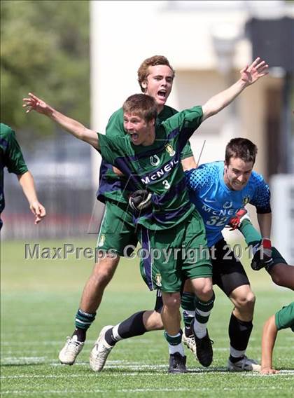 Thumbnail 3 in McNeil vs Tomball (5A Region II Final) photogallery.