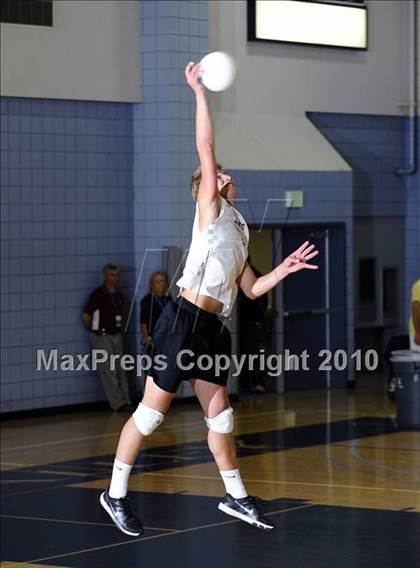 Thumbnail 2 in Laguna Beach vs. Santa Fe Christian (CIF SoCal D3 Vollleyball Final) photogallery.