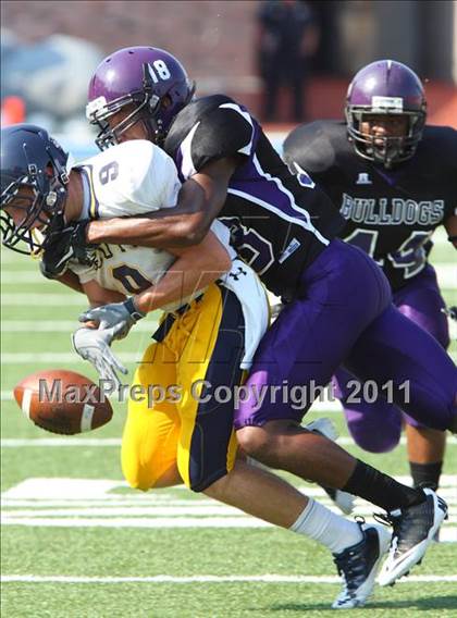 Thumbnail 2 in  Everman vs. Highland Park ( Tom Landry Classic ) photogallery.