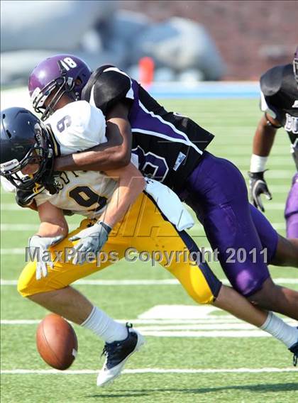 Thumbnail 3 in  Everman vs. Highland Park ( Tom Landry Classic ) photogallery.