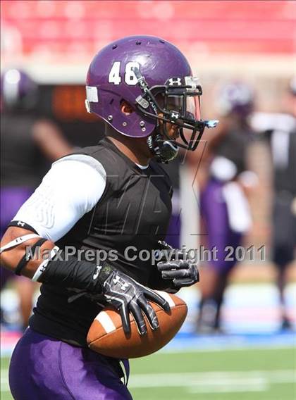 Thumbnail 2 in  Everman vs. Highland Park ( Tom Landry Classic ) photogallery.