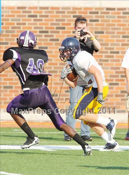 Thumbnail 3 in  Everman vs. Highland Park ( Tom Landry Classic ) photogallery.