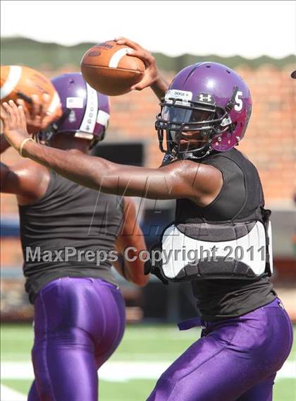 Thumbnail 1 in  Everman vs. Highland Park ( Tom Landry Classic ) photogallery.