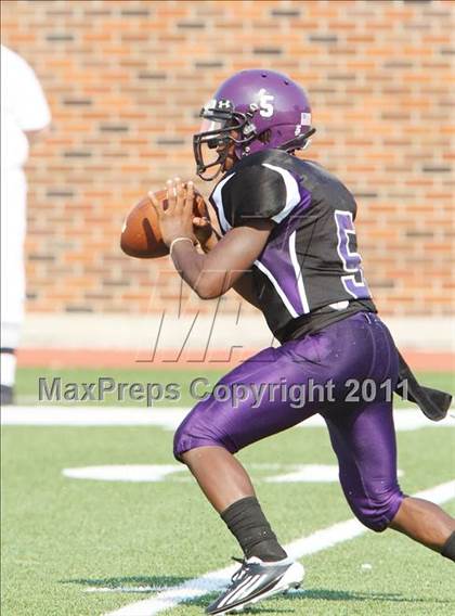 Thumbnail 2 in  Everman vs. Highland Park ( Tom Landry Classic ) photogallery.