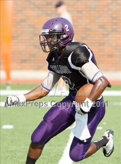 Thumbnail 2 in  Everman vs. Highland Park ( Tom Landry Classic ) photogallery.