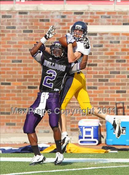 Thumbnail 1 in  Everman vs. Highland Park ( Tom Landry Classic ) photogallery.