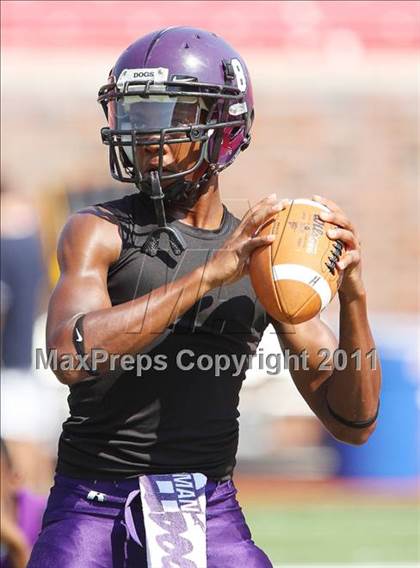 Thumbnail 2 in  Everman vs. Highland Park ( Tom Landry Classic ) photogallery.