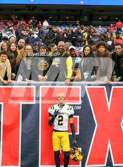 Thumbnail 2 in Fort Bend Marshall vs. Iowa Colony (UIL 5A-DII Football Semi-Regional) photogallery.