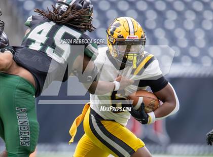 Thumbnail 2 in Fort Bend Marshall vs. Iowa Colony (UIL 5A-DII Football Semi-Regional) photogallery.