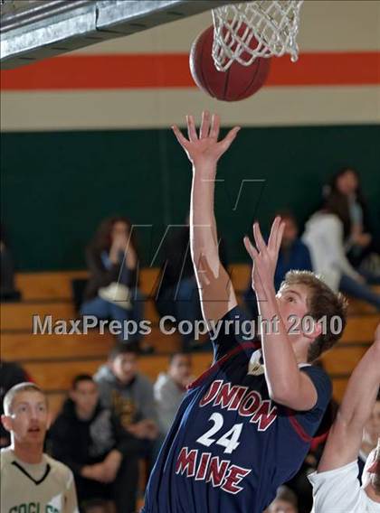 Thumbnail 2 in El Camino vs. Union Mine (Mesa Verde Tournament) photogallery.