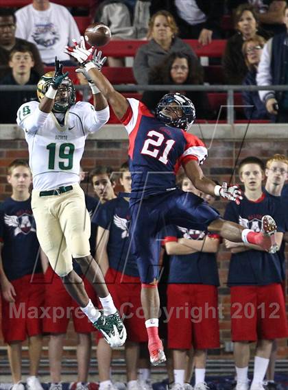 Thumbnail 2 in DeSoto vs. Allen (UIL 5A Division 1 Semifinal Playoff) photogallery.