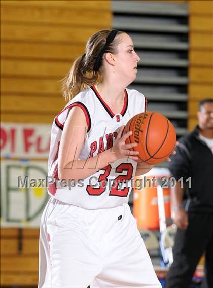 Thumbnail 1 in McClatchy vs. Burlingame (Bulldog Winter Classic) photogallery.