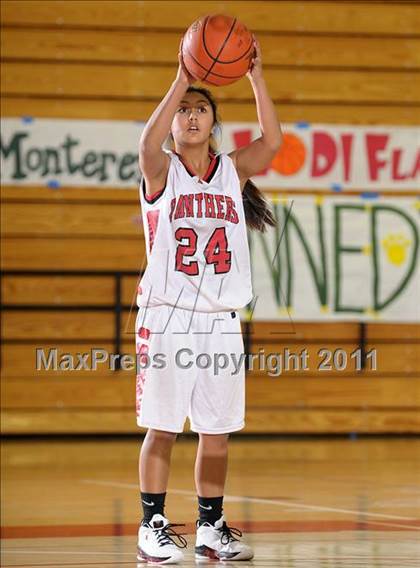 Thumbnail 3 in McClatchy vs. Burlingame (Bulldog Winter Classic) photogallery.