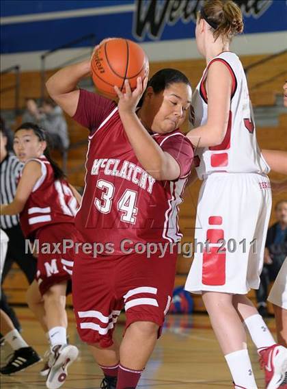 Thumbnail 1 in McClatchy vs. Burlingame (Bulldog Winter Classic) photogallery.