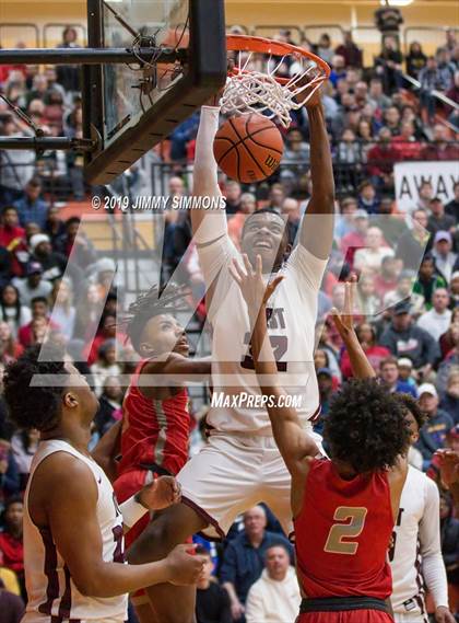 Thumbnail 2 in Belleville West vs. Alton (IHSA Sectional Semifinal) photogallery.