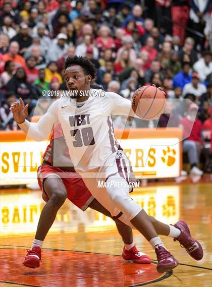 Thumbnail 3 in Belleville West vs. Alton (IHSA Sectional Semifinal) photogallery.