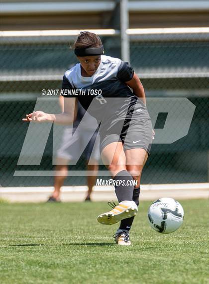 Thumbnail 2 in Los Fresnos vs. Steele (UIL 6A Regional Semi Final) photogallery.