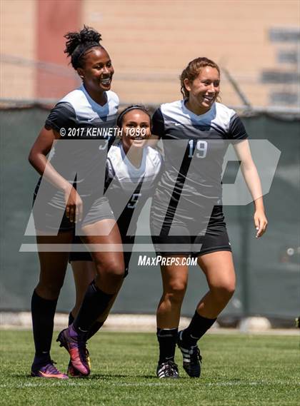 Thumbnail 2 in Los Fresnos vs. Steele (UIL 6A Regional Semi Final) photogallery.