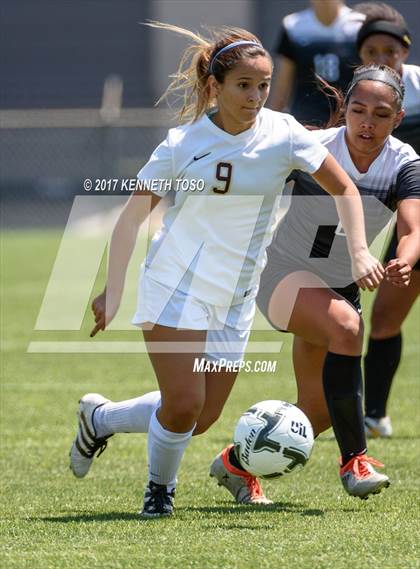 Thumbnail 3 in Los Fresnos vs. Steele (UIL 6A Regional Semi Final) photogallery.