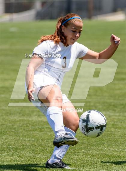 Thumbnail 3 in Los Fresnos vs. Steele (UIL 6A Regional Semi Final) photogallery.
